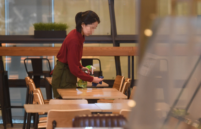 서울 광화문에 위치한 한 식당에서 직원들이 테이블 정리를 하고 있다./서울경제DB