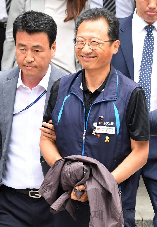[속보]김명환 민주노총 위원장, 구속된 지 6일만에 석방