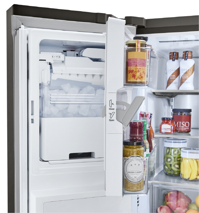 LG전자는 얼음정수기냉장고에 ‘도어 제빙’ 기술을 채택해 내부 공간 활용성을 높였다. /사진제공=LG전자