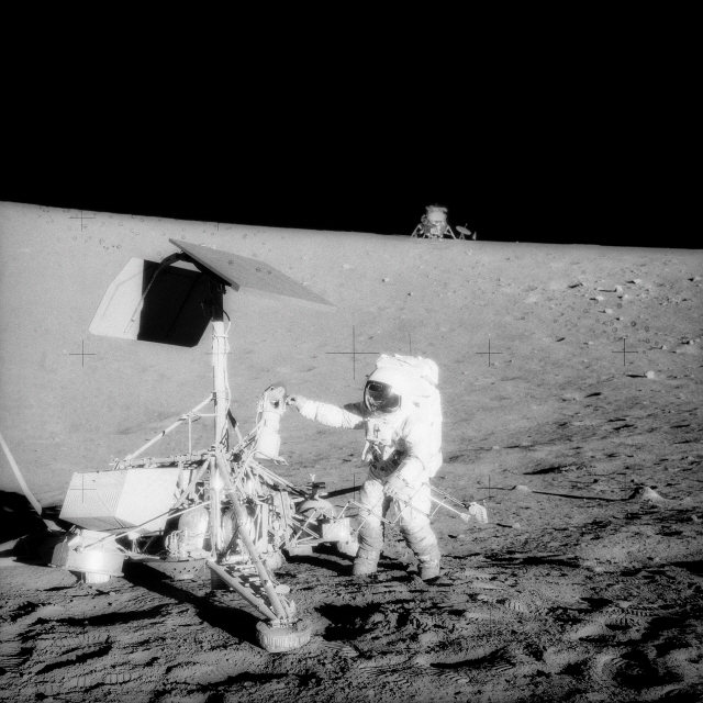 1969년 11월 아폴로 12호의 사령관 피트 콘래드가 31개월 전 같은 곳에 도착했던 무인 탐사선 서베이어 3호를 점검하고 있다. /NASA