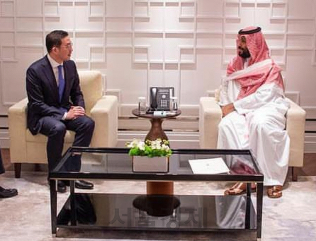 구광모 LG그룹 회장이 지난 26일 무함마드 빈 살만 사우디아라비아 왕세자와 환담을 나누고 있다./SPANEWS 인스타그램