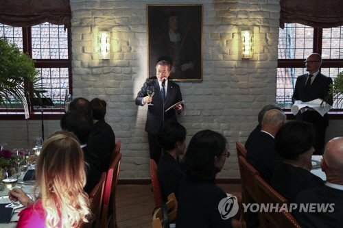 북유럽 순방 중 노르웨이 오슬로에서 열린 정부 주최 오찬에서 인사말하는 문재인 대통령/연합뉴스