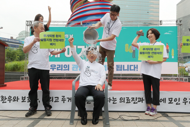 지난 19일 오후 서울 청계광장에서 열린 세계 루게릭병 환자의 날 행사에서 한국루게릭병협회장인 성정준 서울대병원 신경과 교수가 아이스버킷 챌린지를 하고 있다. /연합뉴스