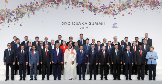 문재인 대통령이 28일 오전 인텍스 오사카에서 열린 G20 정상회의 공식환영식에서 각국 정상들과 기념촬영을 하고 있다./연합뉴스
