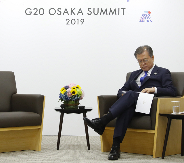 문재인 대통령이 28일 오후 G20 정상회담장인 인텍스 오사카 내 양자회담장에서 한-인도네시아 정상회담을 하기 전 자료를 살피고 있다.  /오사카=연합뉴스