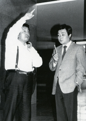 백남준(왼쪽)과 건축가 김원이 1986년 10월 만나 국립현대미술관 과천관 원형홀에 영구설치할 비디오 신작에 대해 의논하고 있다. /사진제공=김원