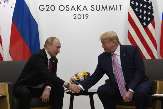도널드 트럼프(오른쪽) 미국 대통령이 블라디미르 푸틴 러시아 대통령과 일본 오사카 G20 정상회담을 계기로 열린 양자 회담에서 악수하고 있다. /오사카=AP연합뉴스