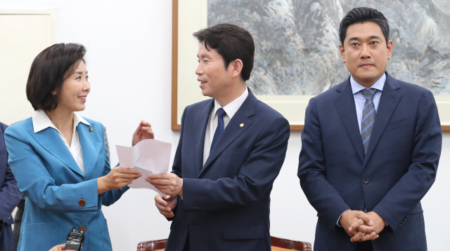 나경원(왼쪽) 자유한국당 원내대표와 이인영(가운데) 더불어민주당 원내대표가 28일 오후 국회 운영위원장실에서 본회의 관련 원포인트 합의문 발표에 앞서 서로 먼저 할것을 권유하고 있다./연합뉴스