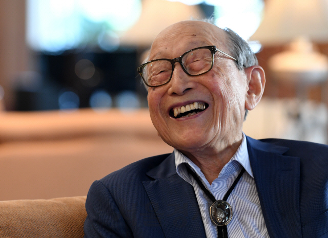 [이사람]100세 철학자 김형석 교수 '아껴서 남주는 게 진짜 행복… 이제야 철 좀 드는 것 같아'
