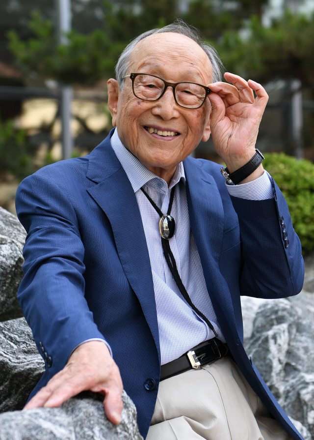 [이사람]100세 철학자 김형석 교수 '아껴서 남주는 게 진짜 행복… 이제야 철 좀 드는 것 같아'