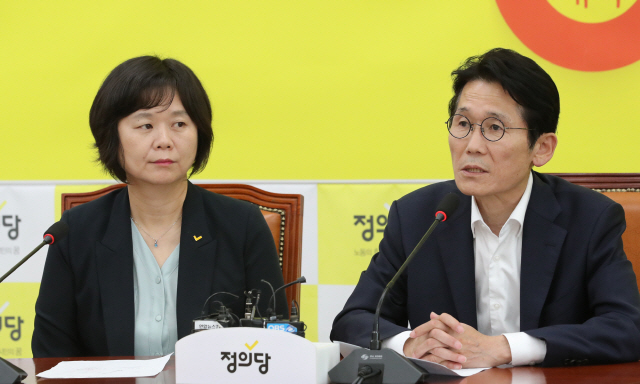 이정미 정의당 대표(왼쪽)와 윤소하 원내대표가  28일 오후 국회에서 열린 정의당 의원총회에서 굳은 표정을 짓고 있다./연합뉴스