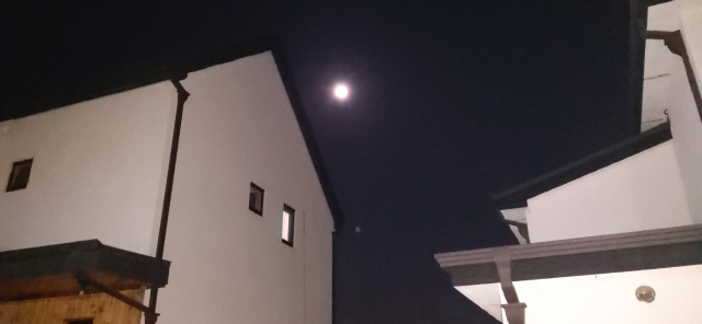 지붕 사이로 달빛이 환하다.