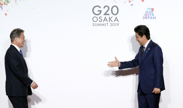 문재인 대통령이 28일 오전 인텍스 오사카에서 열린 G20 정상회의 공식환영식에서 의장국인 일본 아베 신조 총리와 인사하고 있다./오사카=연합뉴스