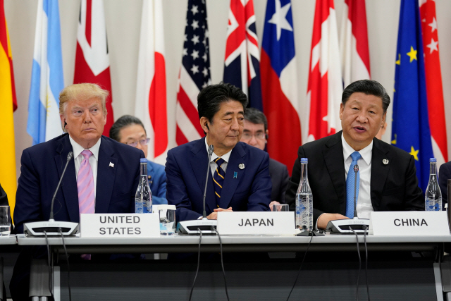 28일 오사카 G20에서 아베 총리를 사이에 두고 나란히 앉아 있는 트럼프 대통령과 시진핑 국가주석. /로이터연합뉴스
