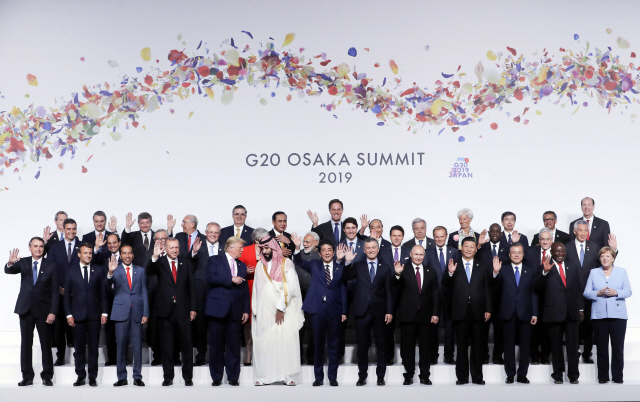 문재인 대통령이 28일 오전 인텍스 오사카에서 열린 G20 정상회의 공식환영식에서 각국 정상들과 기념촬영을 하고 있다. /연합뉴스