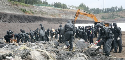 제주동부경찰이 제주시 구좌읍 동복리 제주환경자원순환센터에서 ‘전 남편 살해 사건’ 피의자 고유정이 범행 후 지난달 27일 범행 장소 인근 클린하우스에 버린 종량제봉투 내용물을 찾기 위해 수색을 하고 있다./연합뉴스