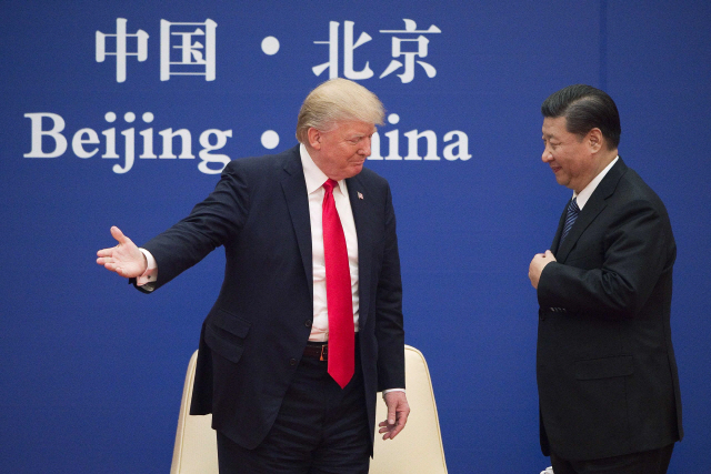 지난 2017년 중국 베이징에서 만난 트럼프 대통령과 시진핑 국가주석.  /AFP연합뉴스