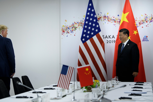 트럼프 미국 대통령과 시진핑 중국 국가주석이 29일 무역담판을 마치고 회담장을 나가면서 마지막 인사를 하고 있다. /AFP연합뉴스