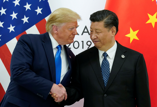 트럼프 미국 대통령과 시진핑 중국 국가주석이 29일 무역담판을 벌이기에 앞서 악수하고 있다. /로이터연합뉴스