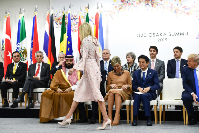 29일 일본 오사카에서 열린 G20 정상회의에 참석한 각국 수반들이 트럼프 대통령의 딸인 이방카 대통령 보좌관이 행사장을 지나가는 것을 바라보고 있다. /AFP연합뉴스