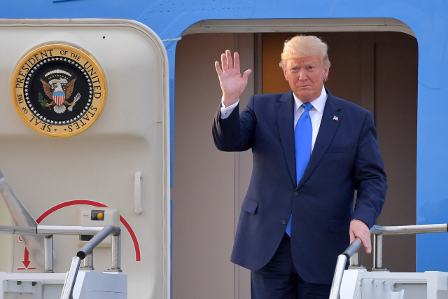 일본에서 열린 G20 정상회의를 마친 도널드 트럼프 미국 대통령이 29일 오후 경기도 오산 미 공군기지에 도착해 전용기인 에어포스원에서 손을 들어 인사하고 있다. /사진공동취재단=연합뉴스