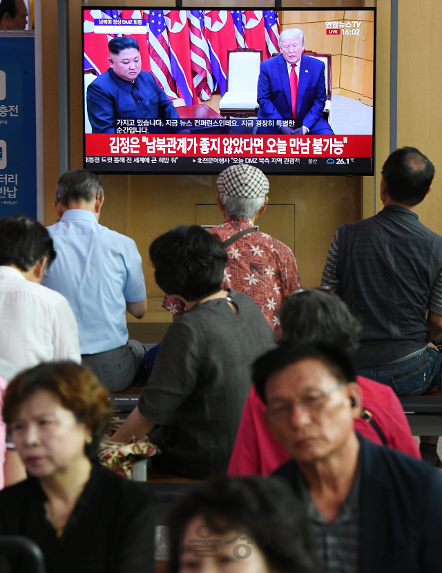30일 오후 서울역에서 시민들이 도널드 트럼프 미국 대통령과 김정은 북한 국무위원장이 군사분계선에서 회동하는 역사적인 순간을 TV를 통해 시청하고 있다./오승현기자 2019.6.30