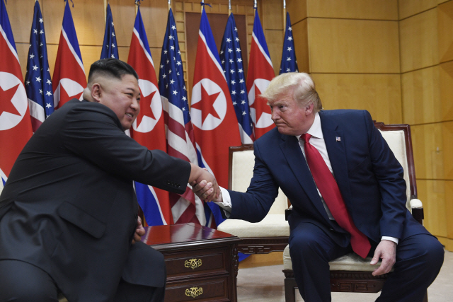 도널드 트럼프(오른쪽) 미 대통령이 30일 DMZ에서 김정은 북한 국무위원장과 만나 악수를 나누고 있다.  /판문점=AP연합뉴스