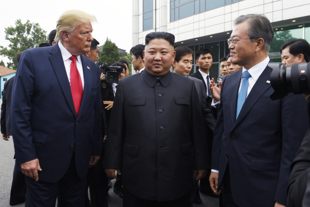 도널드 트럼프(왼쪽)미국 대통령이 김정은(가운데) 북한 국무위원장과 문재인 대통령과 함께 판문점 군사분계선에서 인사를 나누고 있다. /판문점=AP연합뉴스