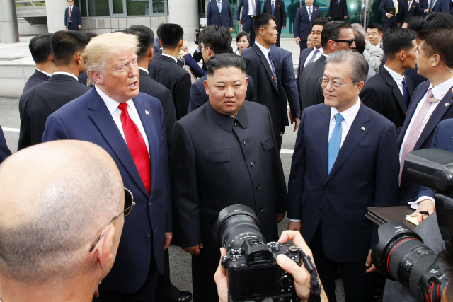 문재인 대통령과 도널드 트럼프 미국 대통령, 김정은 북한 국무위원장이 30일 오후 판문점에서 만나 대화하고 있다. /연합뉴스