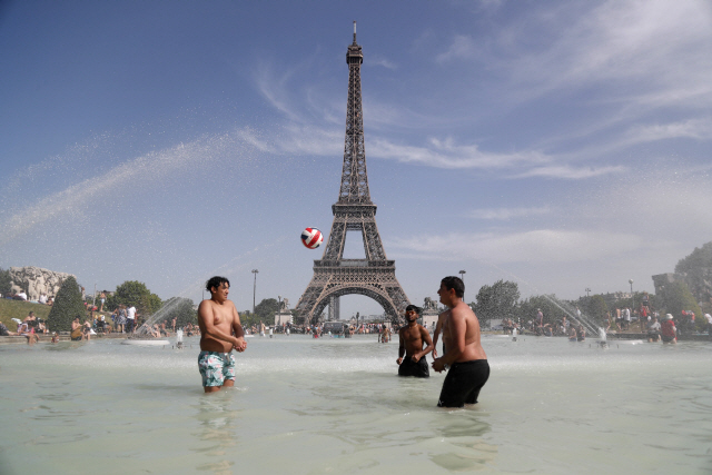 [사진]佛, 45도 넘는 폭염…더위 식히는 파리 시민들