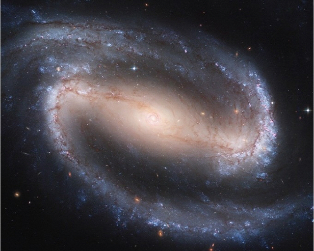 중심부에 막대형태가 형성된 나선은하인 NGC1300의 모습. 임명신 서울대 교수팀이 이 같은 나선은하 모양 형성의 새로운 탄생 원리를 규명했다. /사진제공 =NASA, ESA
