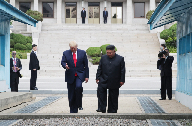 도널드 트럼프 미국 대통령과 북한 김정은 국무위원장이 30일 판문점 군사분계선 북측 지역에서 인사한 뒤 남측으로 향하고 있다. /연합뉴스