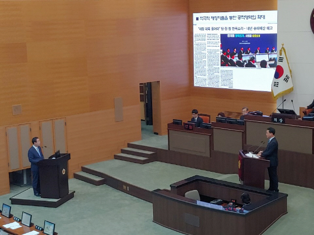 박원순(왼쪽) 서울시장이 시의회 시정질의에서 시의원의 질문에 대답하고 있다.   /변재현기자