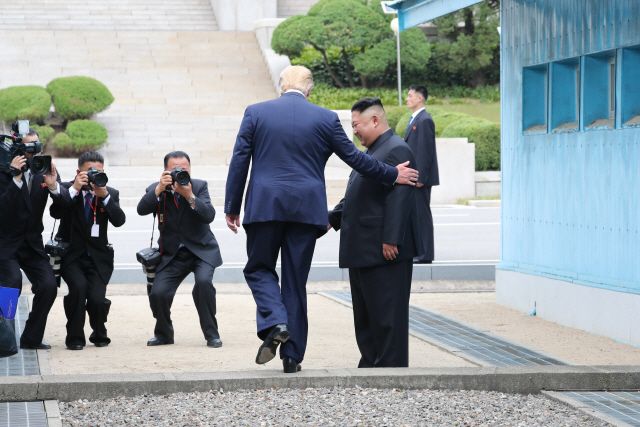 도널드 트럼프 미국 대통령이 30일 오후 판문점에서 김정은 북한 국무위원장과 만나 인사한 뒤 군사분계선을 넘어 북측으로 향하고 있다. /판문점=연합뉴스