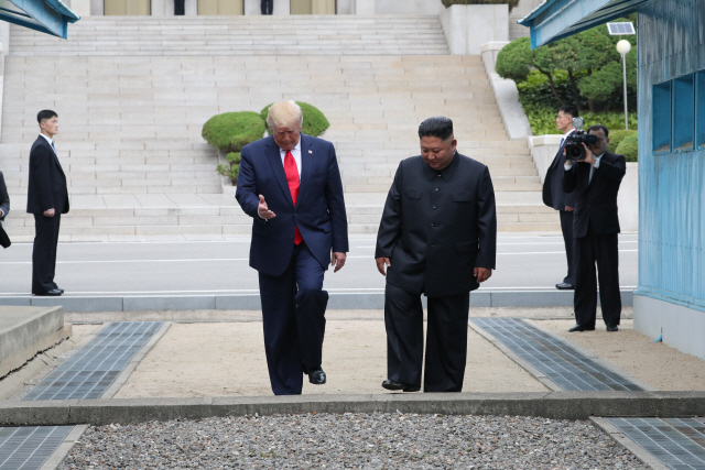 도널드 트럼프 미국 대통령이 30일 오후 판문점을 방문해 김정은 북한 국무위원장과 함께 남쪽으로 넘어오고 있다./판문점=연합뉴스