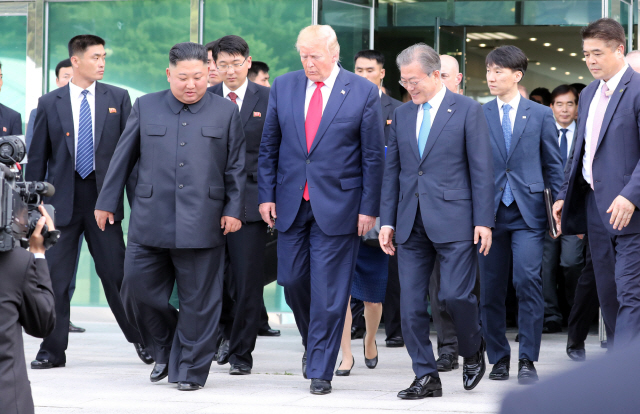[사진]트럼프, 북한땅 밟은 첫 美대통령…'북미 협상 재개'