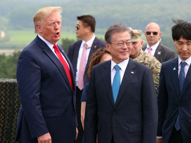 [트럼프·김정은 판문점 회동]최북단 '오울렛 초소' 찾은 트럼프, 북측 보며 '안전해졌다'