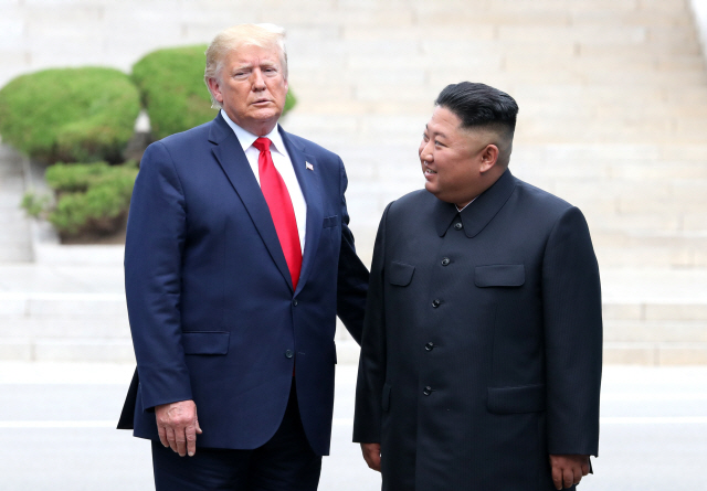 도널드 트럼프 미국 대통령과 북한 김정은 국무위원장이 30일 오후 판문점 군사분계선 북측 지역에서 만나 인사한 뒤 남측 지역으로 이동하기 전 대화하고 있다./판문점=연합뉴스