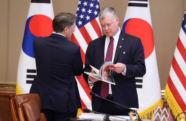 스티븐 비건 미 국무부 대북정책특별대표가 30일 청와대에서 열린 한미 확대정상회담 전 북한관련 자료를 살펴보고 있다./연합뉴스