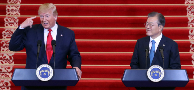 문재인 대통령과 트럼프 미국 대통령이 30일 오후 청와대에서 공동기자회견을 하고 있다. /연합뉴스