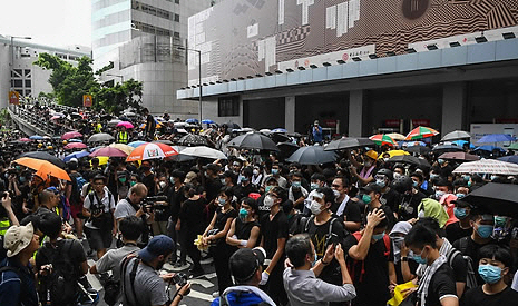 지난 21일 홍콩 경찰본부 앞에 모여든 ‘송환법’ 반대 시위대/AP연합뉴스