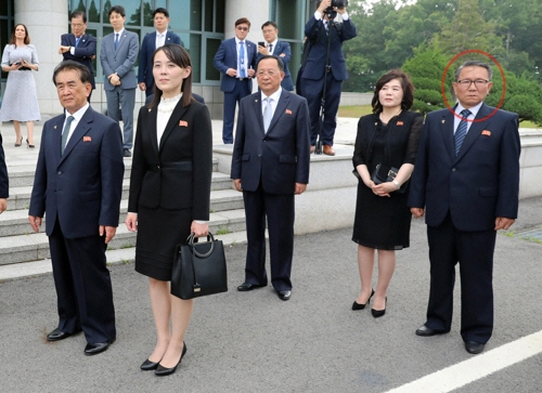 하노이 북미정상회담 결렬 이후 김영철의 후임으로 노동당 통일전선부장이 된 장금철(붉은 원)이 남북미 판문점 회동에 참석한 것으로 보인다. 당국도 해당 인물이 장금철일 가능성이 큰 것으로 보고 있다./판문점=연합뉴스