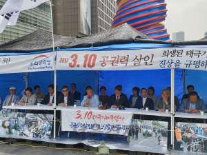 우리공화당 관계자들이 1일 서울시 종로구 청계광장에서 열린 광화문 천막 농성에 대한 입장을 말하고 있다. /허진 기자