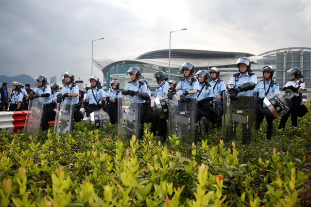 캐리 람 홍콩 행정장관이 홍콩 주권반환 기념일 행사에서 연설하기로 한 1일(현지시간) 5,000명 가량의 경찰 인력이 행사가 열리는 컨벤션센터 출입을 막아서며 통행을 제한하고 있다. /홍콩=로이터연합뉴스
