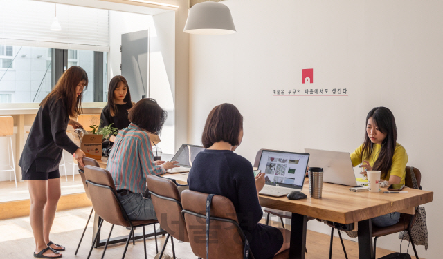 서울 마포구 아이디어스 크래프트랩에서 입주 작가들이 1일 공용 공간에서 업무를 보고 있다. 백패커는 수공예 작가를 양성하고 지원하기 위해 독립된 개인 작업실과 공용 작업실, 촬영 스튜디오, 클래스 룸 등 다양한 공간을 갖춘 아이디어스 크래프트랩 1호점을 열었다. /사진제공=백패커