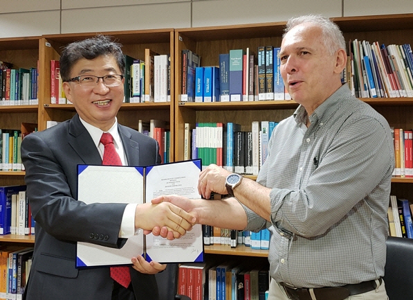 박한오(왼쪽) 바이오니아 대표가 브라질 국영기업 바이오망기누스의 마우리시우 주마 회장과 ‘체외진단 사업제휴 및 신약개발 공동연구를 위한 업무협약’을 맺은 뒤 악수하고 있다. /사진제공=바이오니아