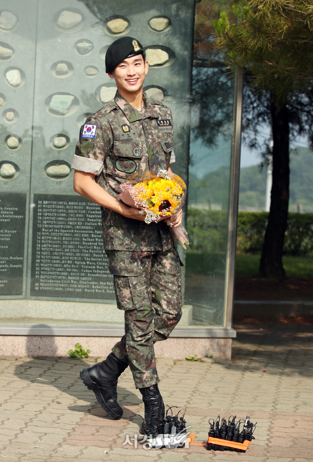 배우 김수현이 1사단 수색대대에서 만기 전역하고 1일 오전 경기도 파주시 임진각 평화의 종에서 전역 인사를 하고 있다. /사진=양문숙 기자