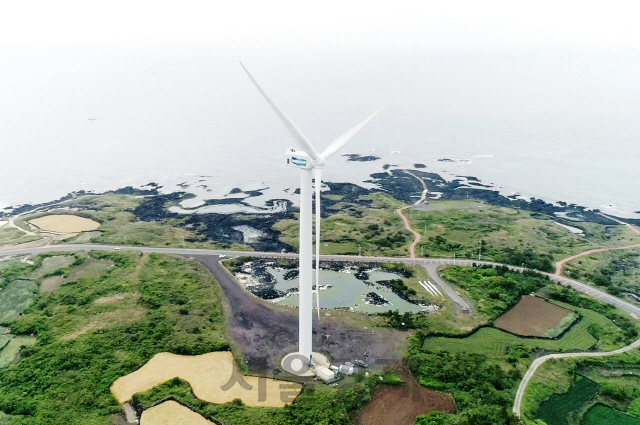 제주 김녕실증단지에 설치된 두산중공업의 5.5㎿급 해상풍력시스템./사진제공=두산중공업