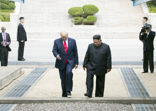도널드 트럼프 미국 대통령과 김정은 북한 국무위원장이 30일 판문점에서 함께 군사분계선을 넘어 남측으로 넘어오고 있다. 2019.6.30/연합뉴스