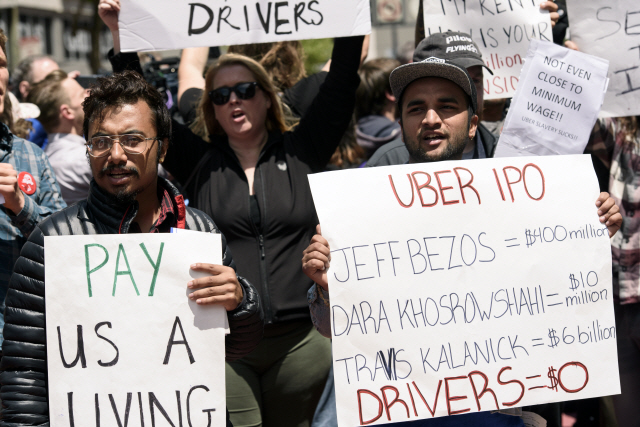 우버의 IPO를 하루 앞둔 5월8일 미국 샌프란시스코 우버 본사 앞에서 운전자들이 플래카드를 든 채 시위를 벌이고 있다./블룸버그
